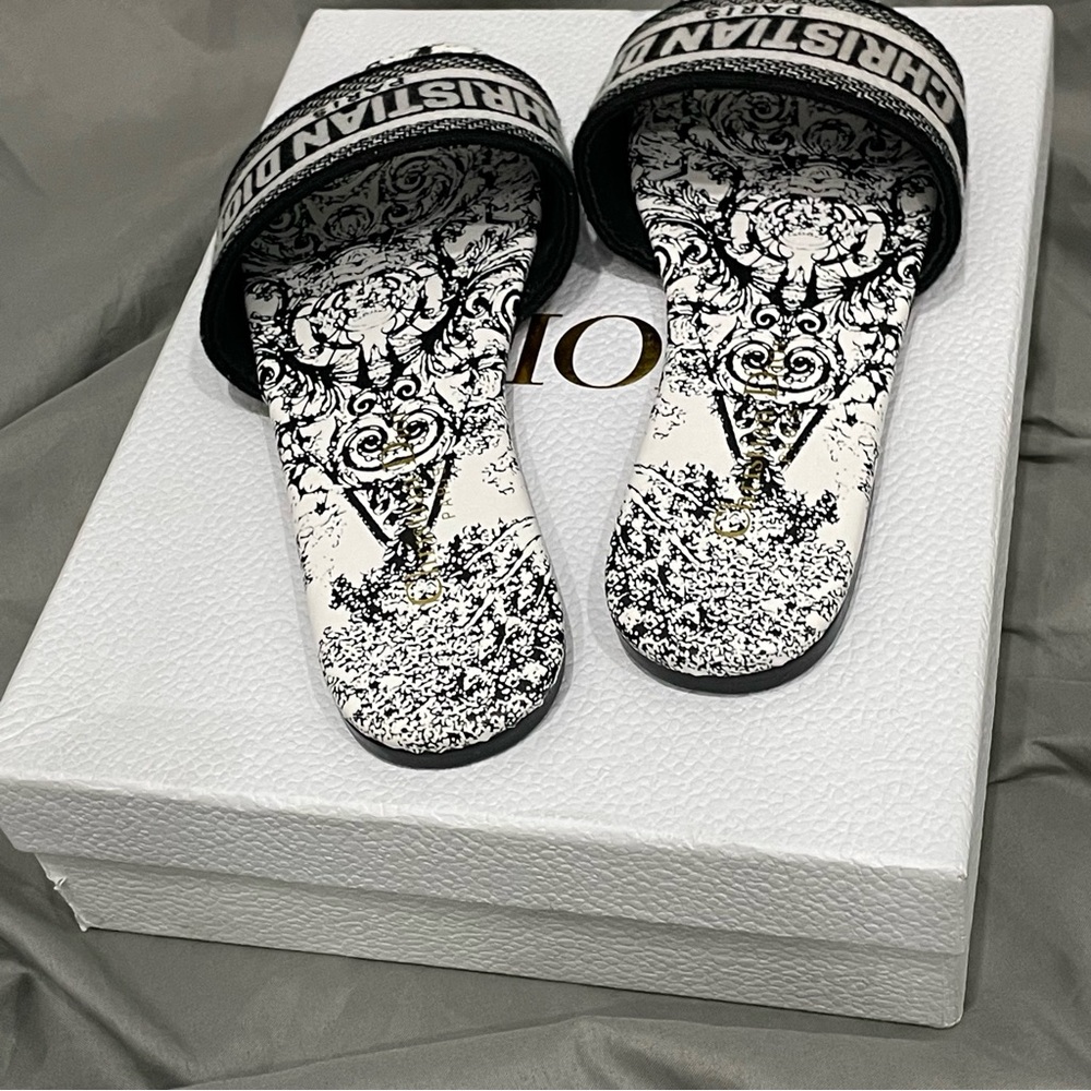 Dior Women's Black and White Sandals - Picture 2 of 7